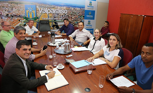 Diretor-geral do Câmpus (segundo à esquerda) em reunião com autoridades municipais. Foto: Sérgio Grant/Prefeitura de Valparaíso de Goiás
